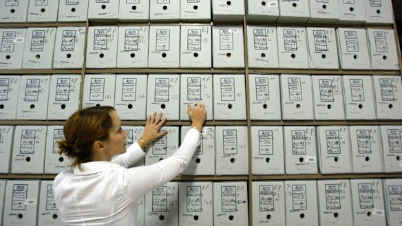 The paper census form takes seven more minutes to complete than the online form.