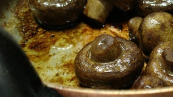 Pan-fried mushrooms with haloumi