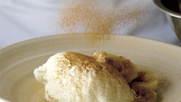 Leche merengada con higos y anis - citrus and cinnamon soft ice-cream with fresh figs in anis