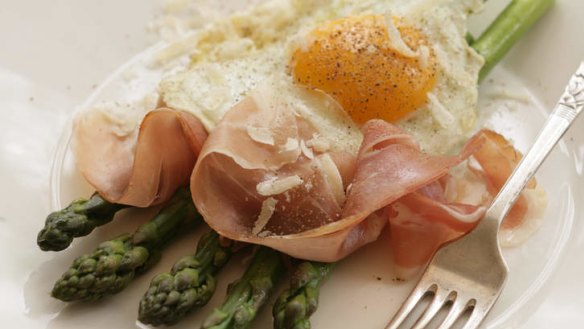 Brunch time: Asparagus with prosciutto, egg and parmesan.