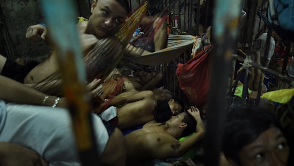 Prisoners at the Manila Police HQ rotate positions throughout the cell due to overcrowding.