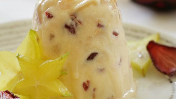 Ice-cream puddings with star fruit and strawberry flakes.