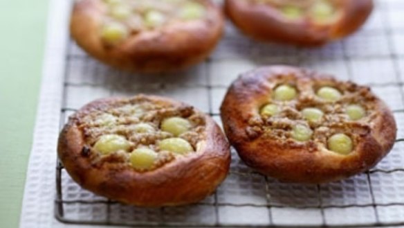 Brioche with grapes and walnuts