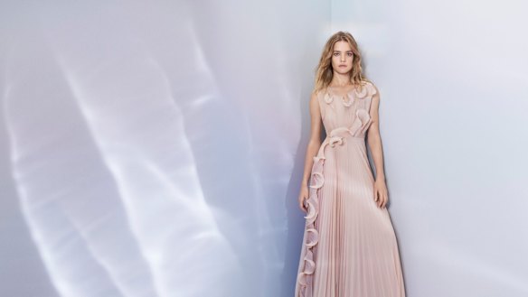 The showpiece evening dress of the Conscious Exclusive collection is made of Bionic yarn, specifically 89 plastic bottles and recycled polyester. 