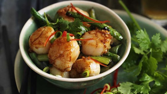 Stir-fried sea scallops and beans with oyster sauce.
