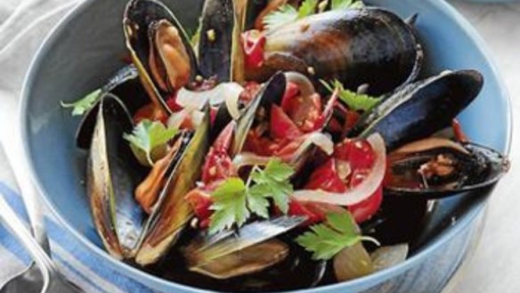 Mussels in beer and tomatoes