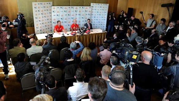 A packed news conference probes new Suns player Gary Ablett.