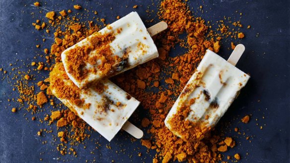 Christmas popsicles with gingerbread crumb.