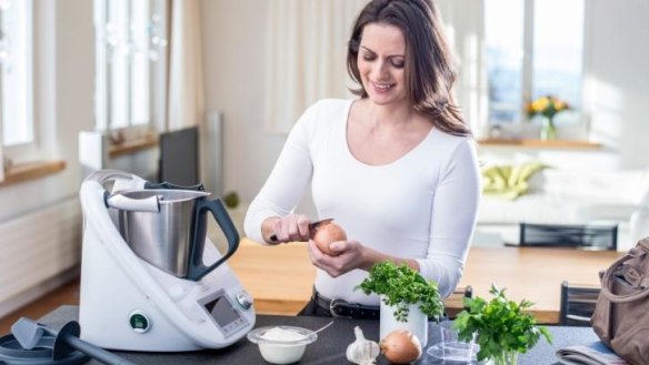 A newer model of the Thermomix has locking mechanisms on each side of the lid to hold it down in place.