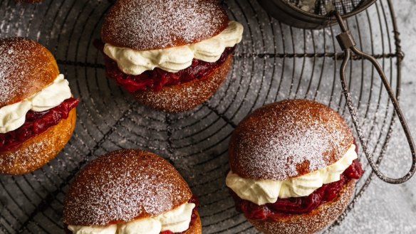 Yeasted buns filled with rhubarb compote and vanilla cream.