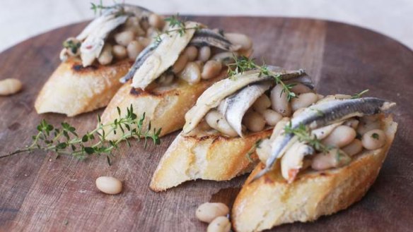 Crostini with cannellini beans and white anchovies.