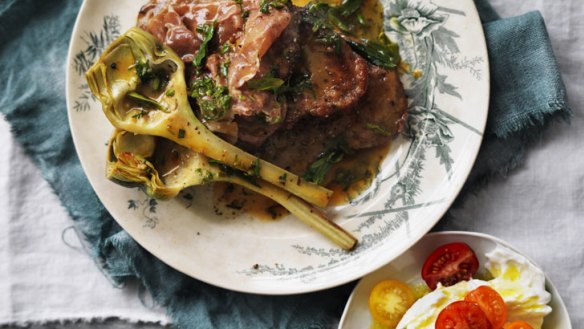 Veal escalopes with artichokes and prosciutto.