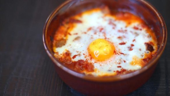 Savoury mince with chilli, beans and baked egg.