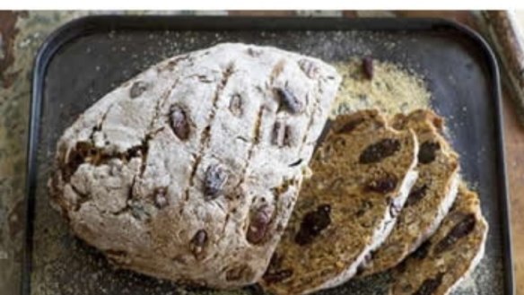 Roasted pecan, pumpernickel and date soda bread