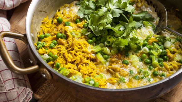 Ready in a flash: Quick curried rice with egg, spring onions and peas.