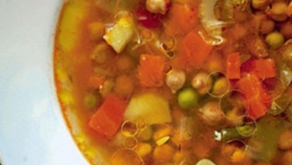 Minestrone with chickpeas and olive oil