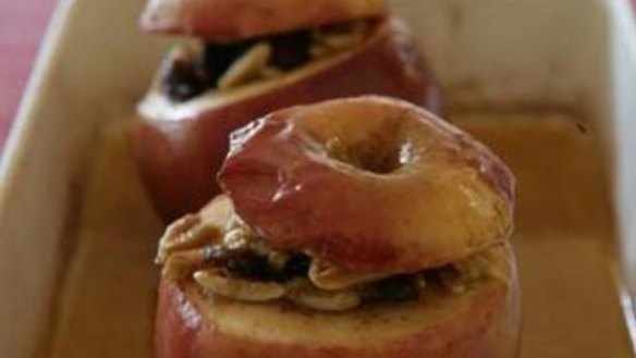 Baked apples with cranberries and almonds