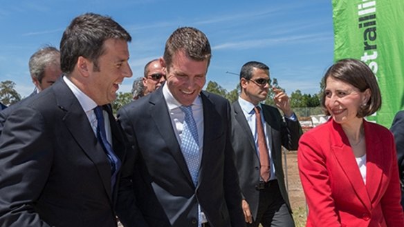 Italian Prime Minister Matteo Renzi, NSW Premier Mike Baird and Minister for Transport Gladys Berejiklian inspect
the sky train works.