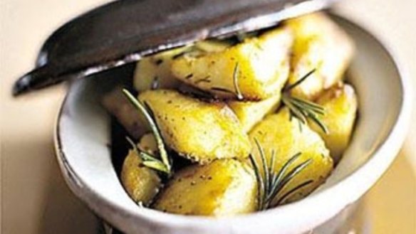 Perfect roast potatoes with rosemary