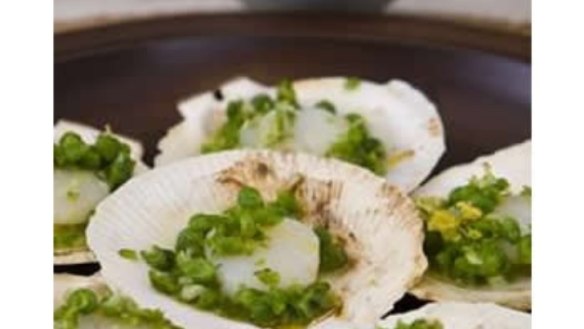 Barbecued scallops with smashed lemony peas