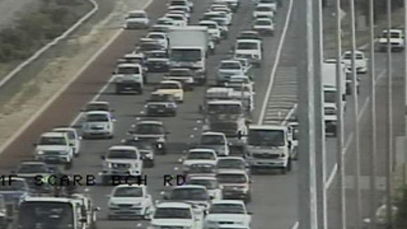Mitchell Freeway crash throws Perth traffic into chaos