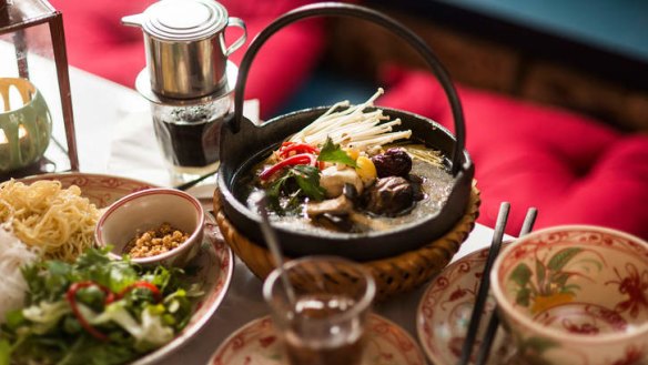 Add mushrooms to the country chicken hotpot.