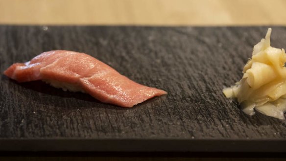 Otoro nigiri (tuna belly nigiri).