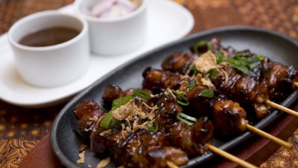 Satay ayam (chicken satay) at Sendok Garpu.