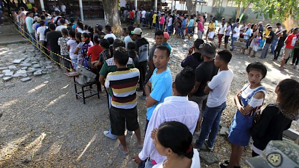 People line up to vote in Dili.