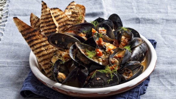 Mussels fried with tomato, black pepper and fennel seeds.