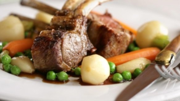 Double lamb cutlets with mash, peas and garlic