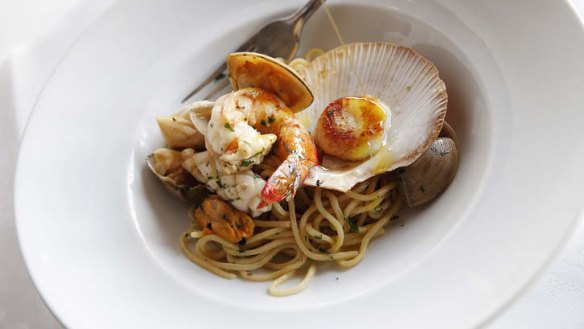 Spaghettini with seafood.