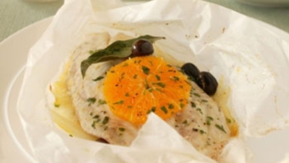 Fish in a bag with fennel, orange and olives