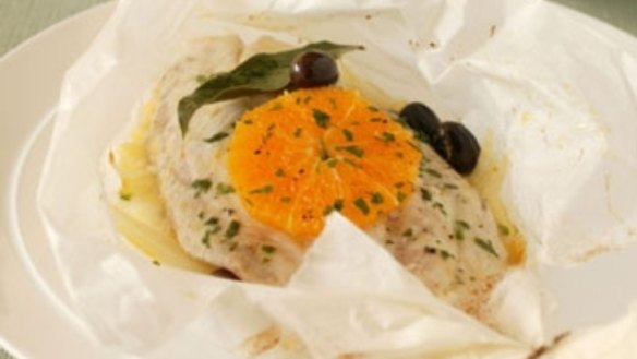 Fish in a bag with fennel, orange and olives