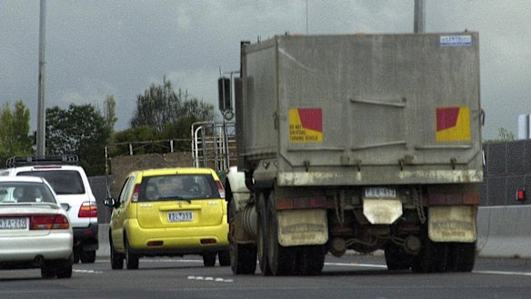 dob020405.001.013.jpg.  Sunday age news.  Pic by Dominic O'Brien.  Story by Dan Silverman on traffic infringements.  A tailgating truck on the Monash freeway.