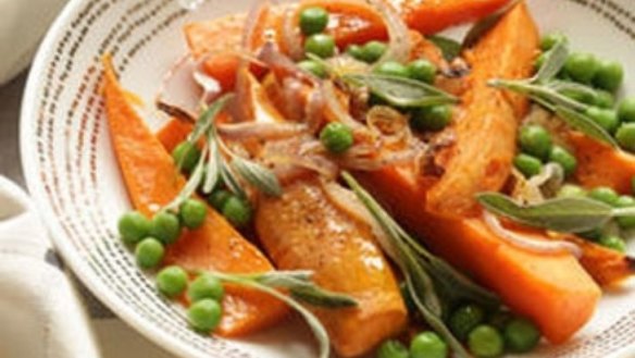 Sweet potato chips with onions and peas