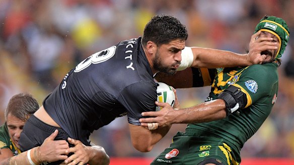 BRISBANE, AUSTRALIA - MAY 03:  Jesse Bromwich of the Kiwis pushes away from Johnathan Thurston of Australia during the Trans-Tasman Test match between the Australia Kangaroos and the New Zealand Kiwis at Suncorp Stadium on May 3, 2015 in Brisbane, Australia.  (Photo by Bradley Kanaris/Getty Images)