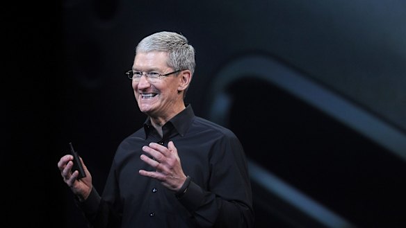 Apple becomes first $US700 billion company