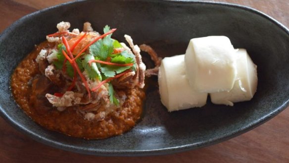 Soft-shelled crab with chili and steamed buns.
