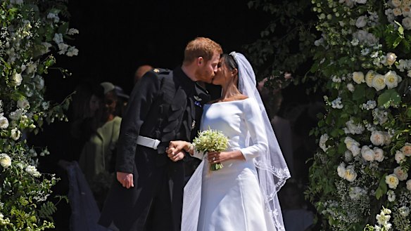 The gown featured only six seams.