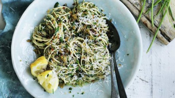 Spaghetti with garlic, pangrattato and olive oil.