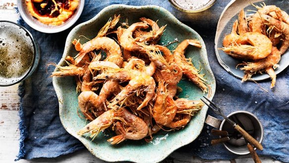 Spicy finger food for a party: Crispy school prawns with harissa mayonnaise.