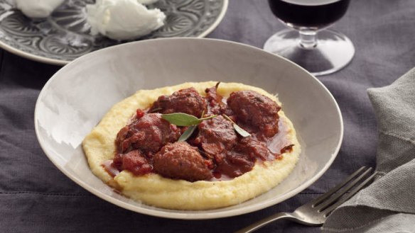 Quick meatball dinner: Sausage with polenta and mozzarella.