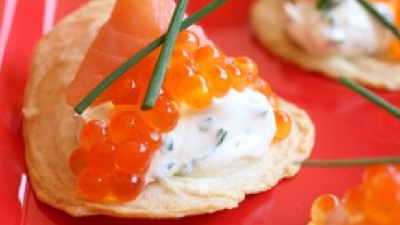 Potato wafers with smoked salmon