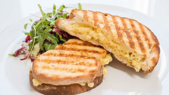 The mac 'n' three cheese toastie.