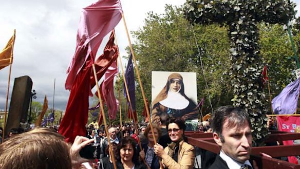 A cross made of gum leaves and the constant Waltzing Matilda refrain gave a distinctly Australian flavour to yesterday's Mark MacKillop canonisation parade in Melbourne.