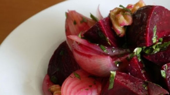 Beetroot and onion salad with walnuts