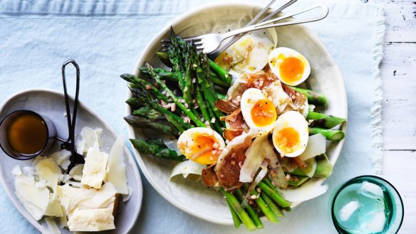Salad of asparagus, prosciutto and egg with vinaigrette.