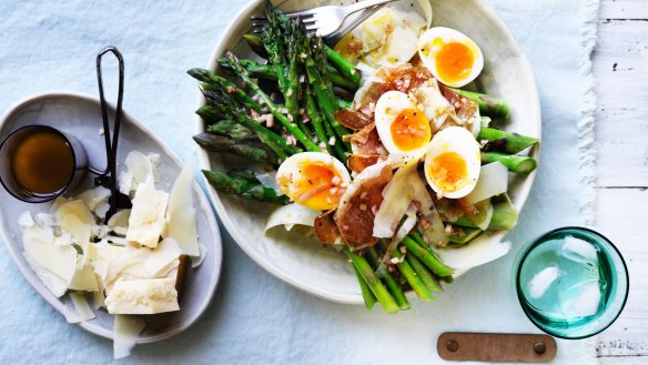 Salad of asparagus, prosciutto and egg with vinaigrette.