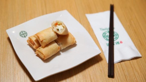 Spring roll with egg white and prawn mousse.